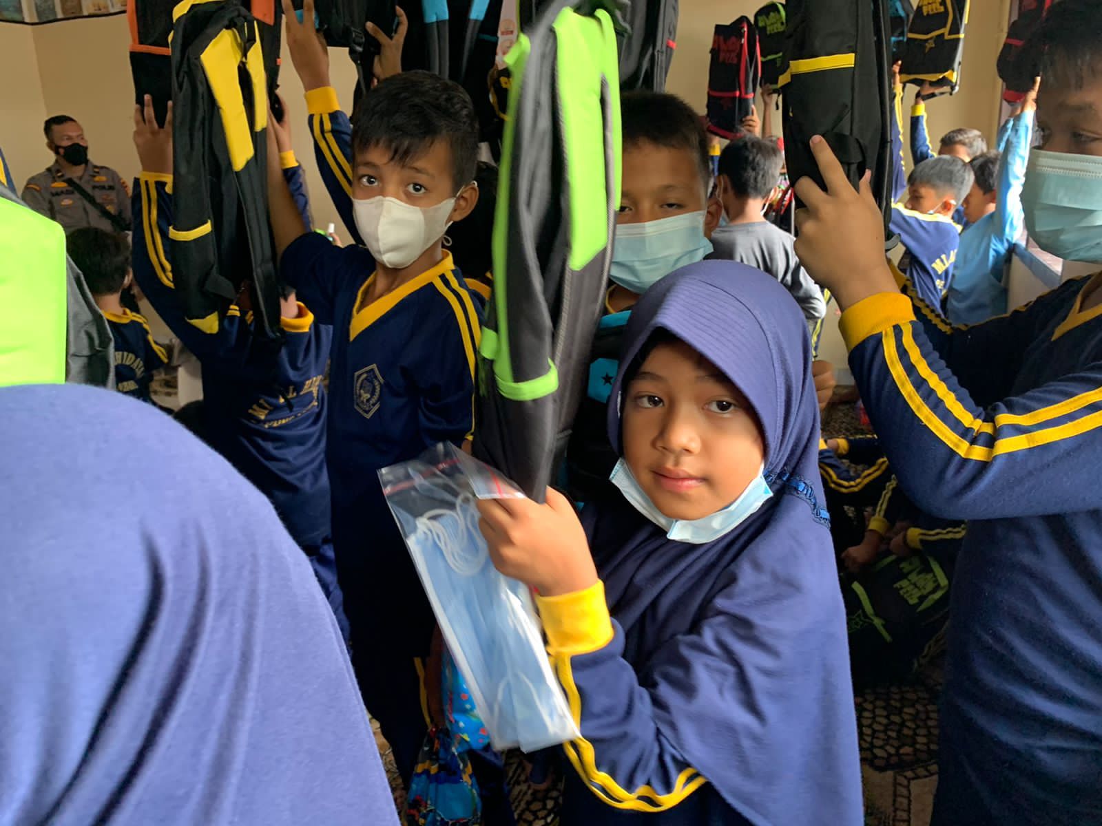 Dapat Tas Baru Dari Alumni SIP ke-50 Resimen Wira Satya Adhipradana Polda Riau, Dijjah Kegirangan